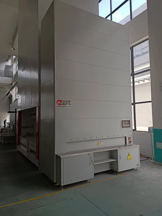 QDITC Vertical Carousel Module (VCM) operates efficiently in the warehouse